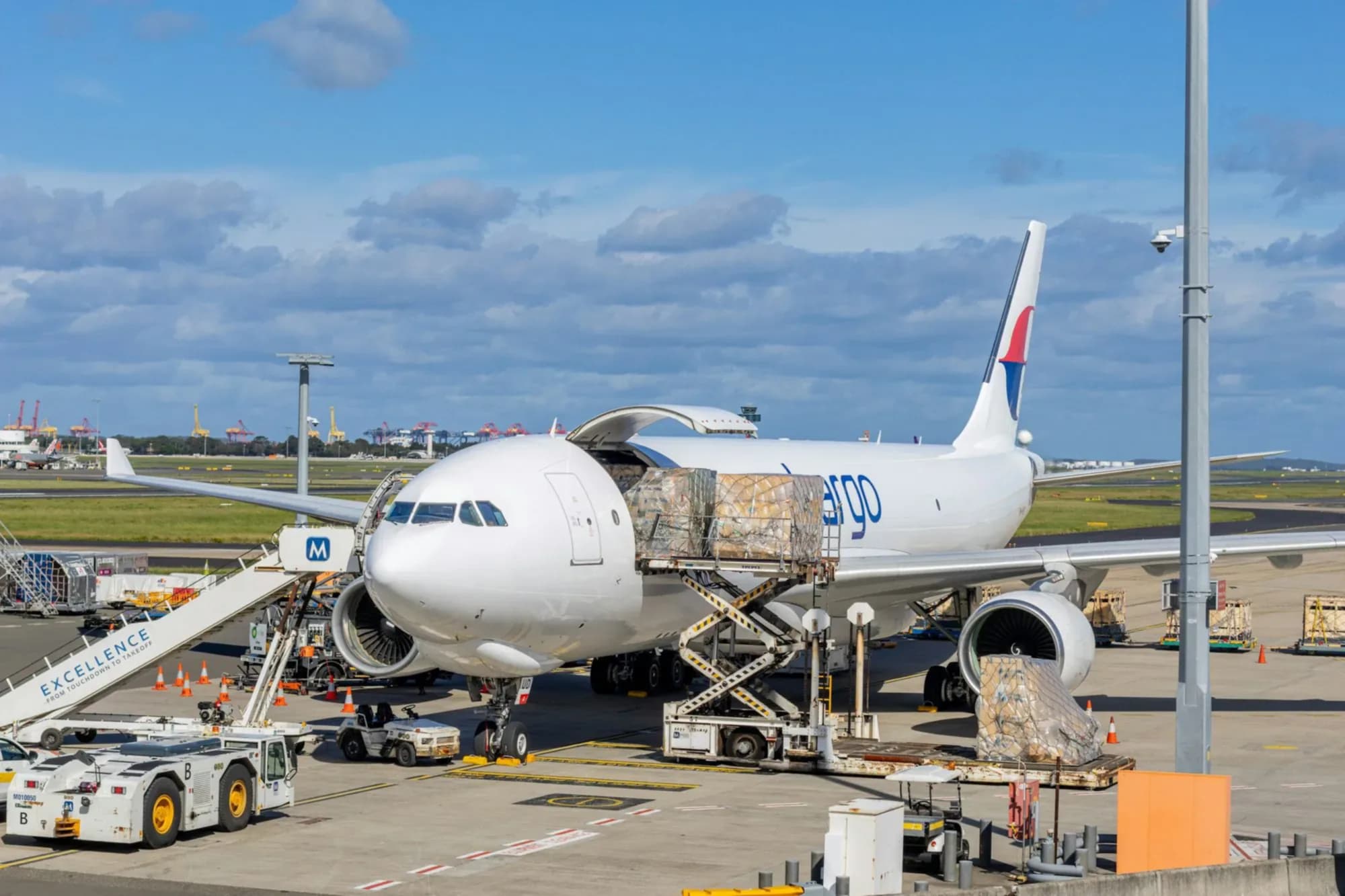 Avión carguero con la puerta abierta mientras suben los pallets