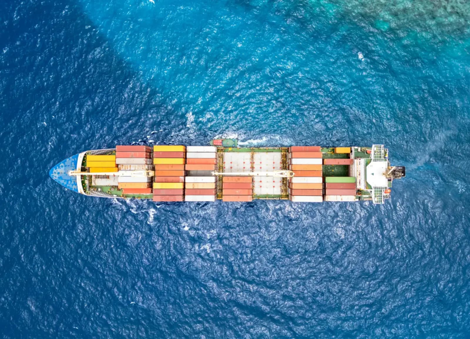 Vista aérea de un barco portacontenedores