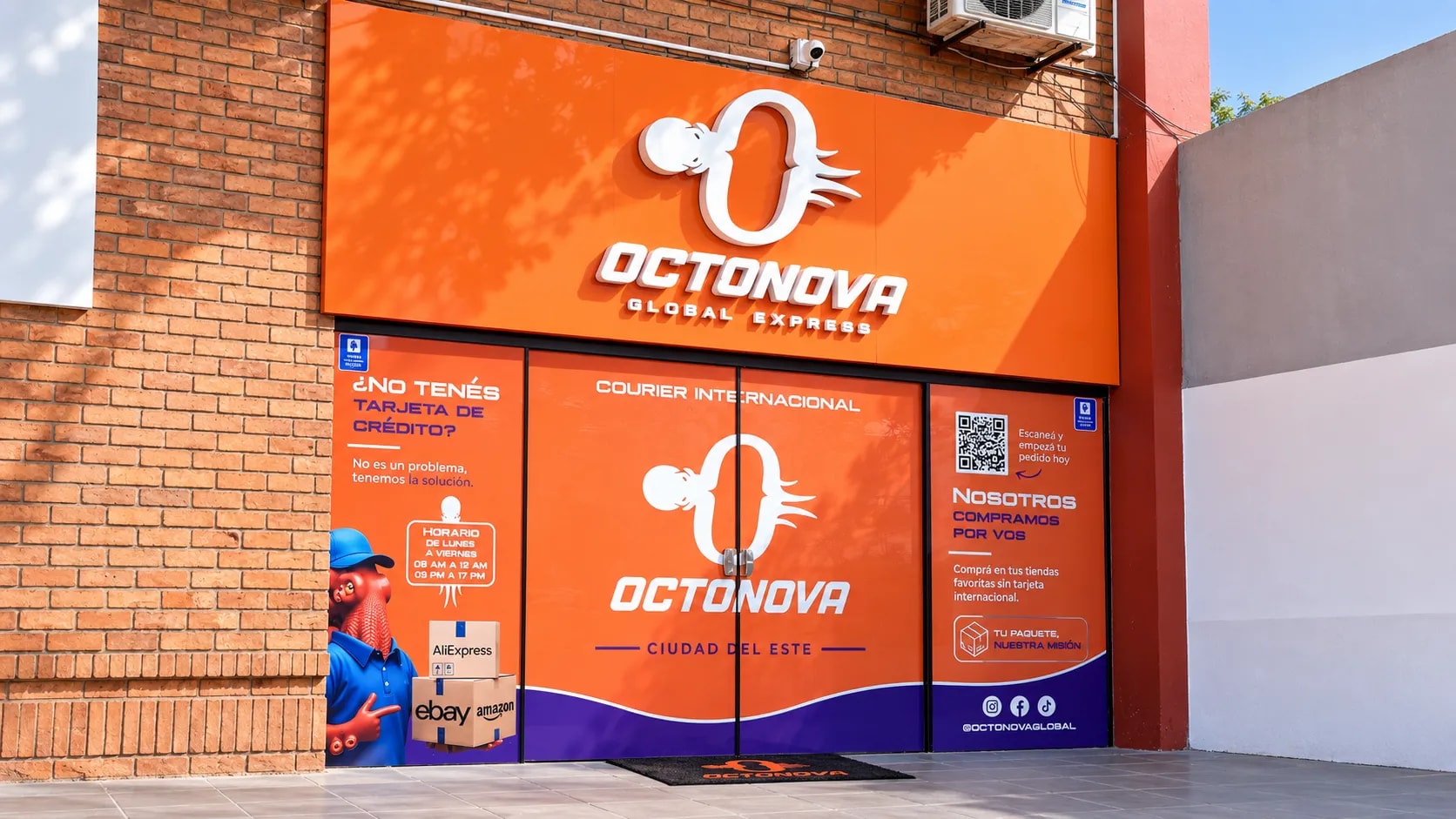 Fachada de nuestro local de Octonova Global Express en Ciudad del Este