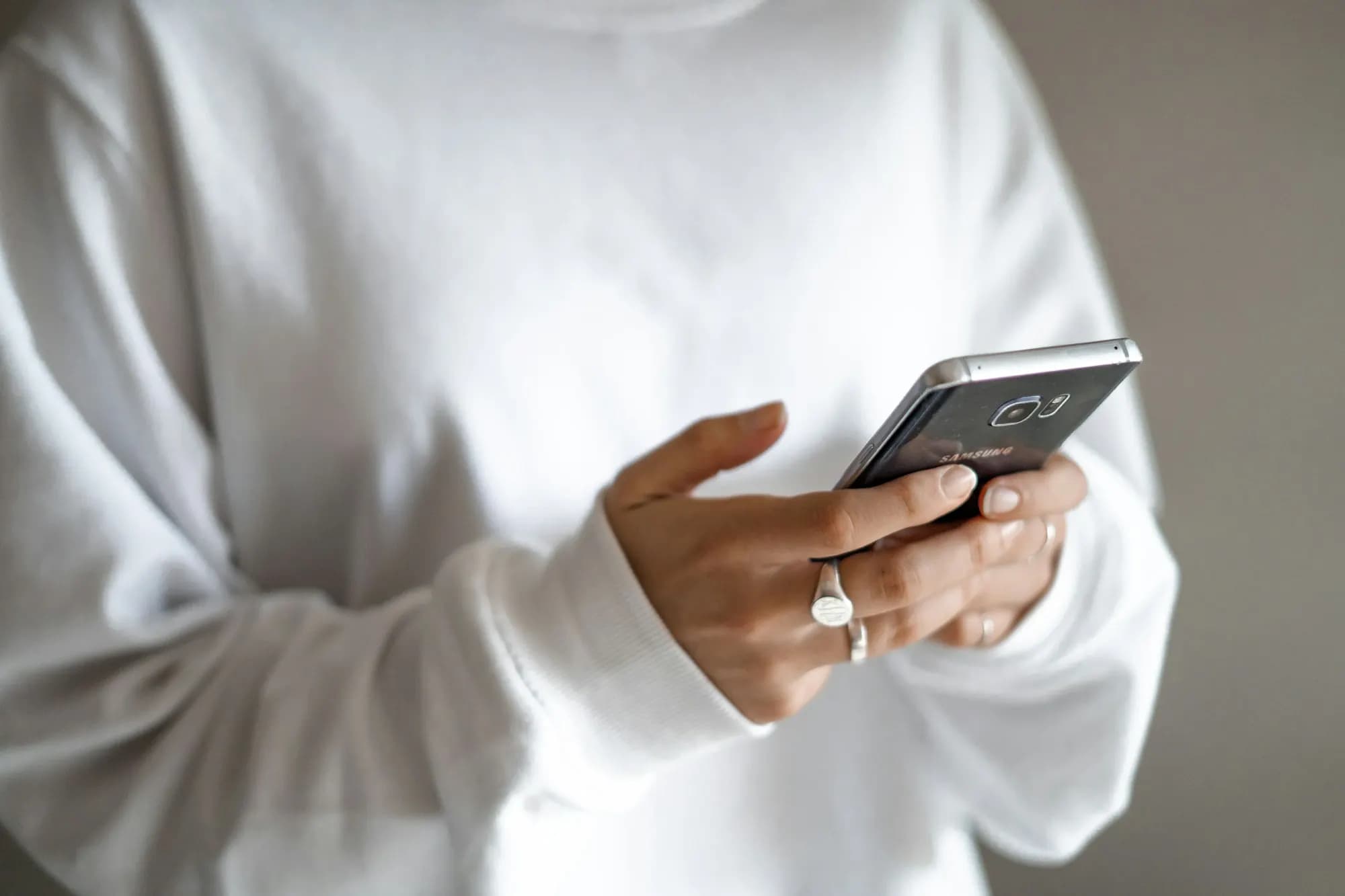 Persona usando su celular para crear una cuenta